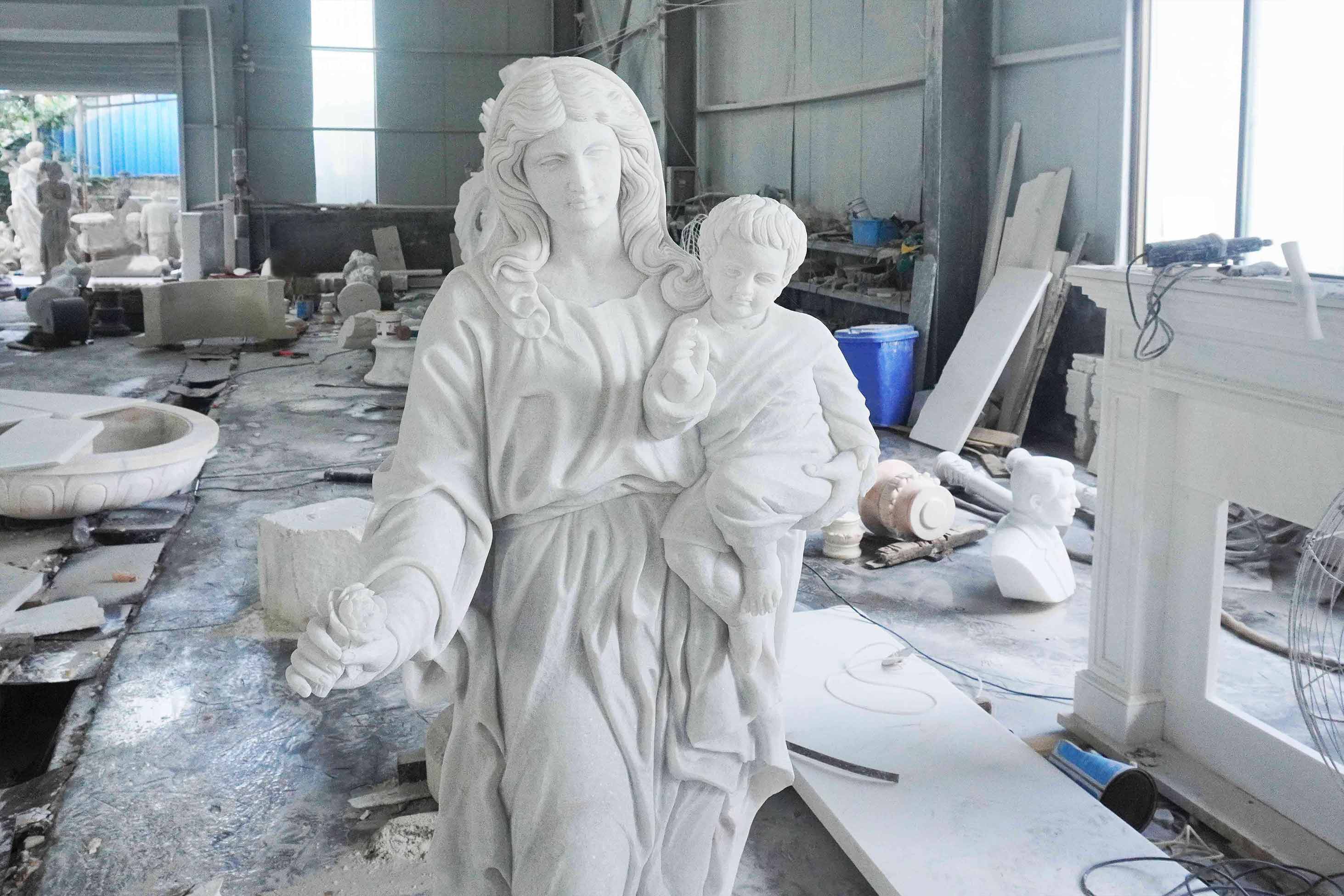 finish marble sculpture doing final touchs